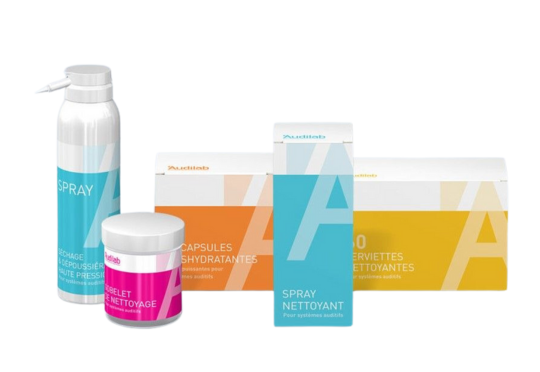 Kit complet de produits d'entretien Audilab pour appareils auditifs incluant gobelet de séchage, capsules déshydratantes, et spray nettoyant, essentiels pour le maintien de la performance auditive.